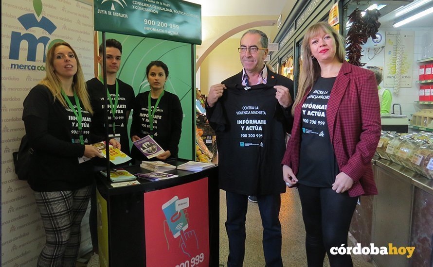 Campaña contra la violencia de género en el mercado de La Corredera