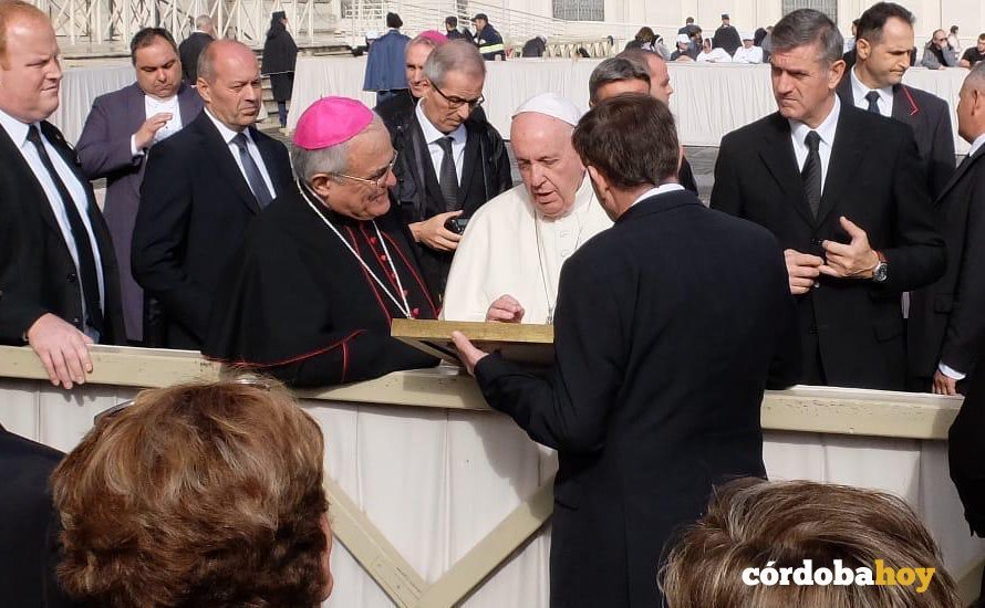 Momento de la entrega de la pintura por parte de la Agrupación al Papa