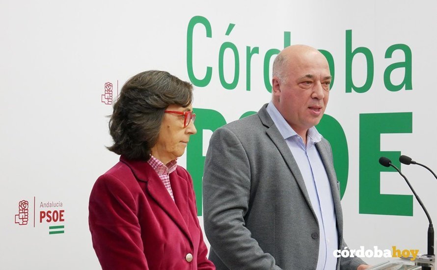 Antonio Ruiz y Rosa Aguilar en la sede del PSOE en Córdoba