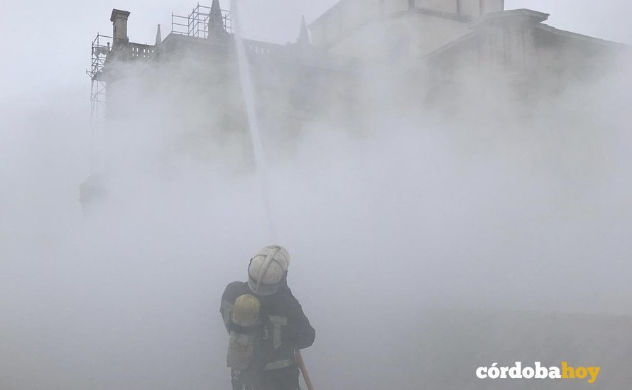 Un bombero en el simulacro de un incendio en la Mezquita