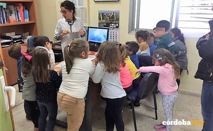 Visita de escolares de primaria al centro de salud de Almodóvar del Río