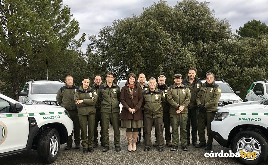 Agentes de medio ambiente junto a Araceli Cabello y los nuevos vehículos