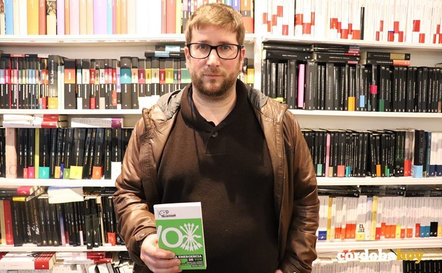 El eurodiputado Miguel Urbán con su libro sobre Vox en Córdoba