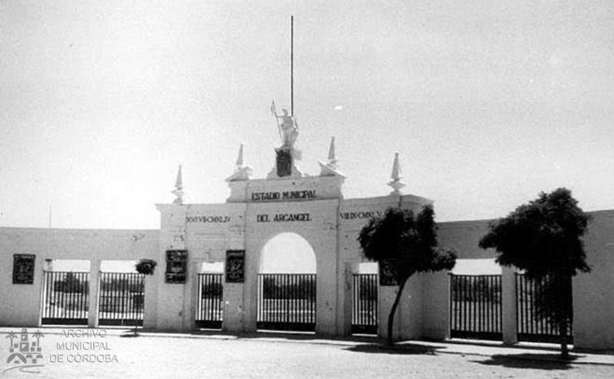 Entrada al estadio municipal de El Arcángel en una imagen del Archivo Municipal de Córdoba