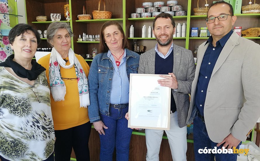 Entrega del certificado de la CAAE a Cosmética Pedroches, de Pozoblanco