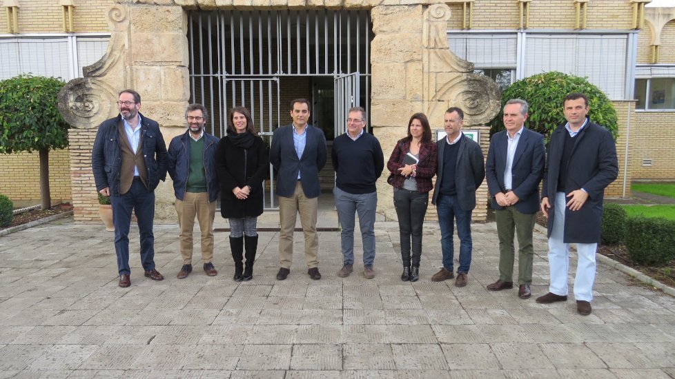 José Antonio Nieto junto a otros parlamentarios andaluces y cargos locales del PP hoy en Córdoba