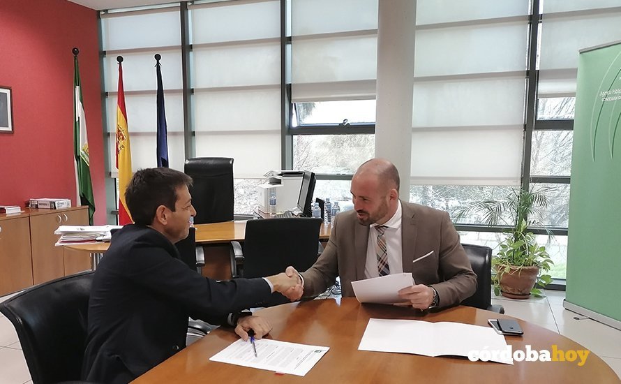 Firma del contrato para construir el instituto de Miralbaida