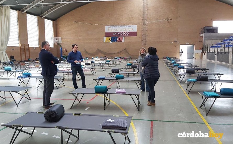 Preparación del pabellón del Guadalquivir para acoger a personas sin hogar
