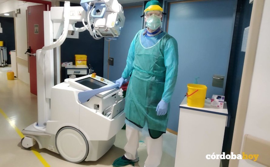 Un especialista en radiología con el nuevo equipo para el coronavirus