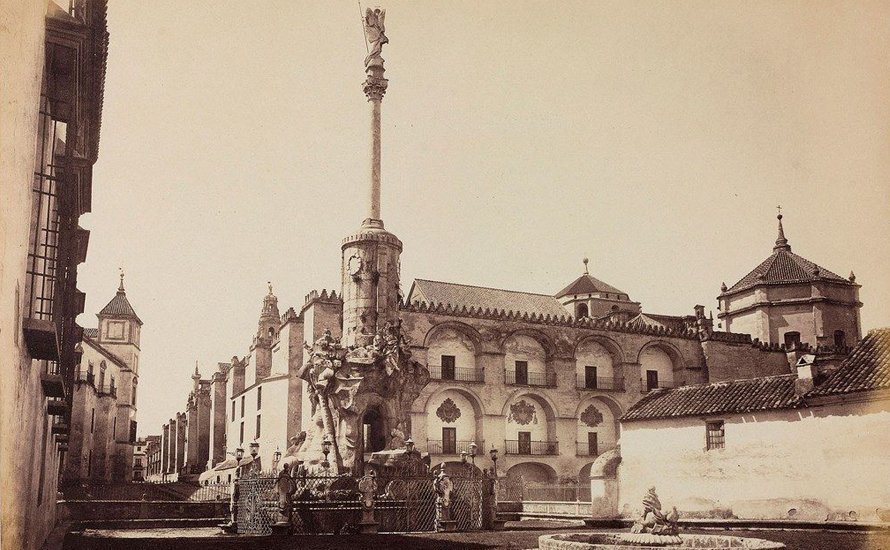 Postal antigua del Triunfo de San Rafael con la Mezquita-Catedral de fondo