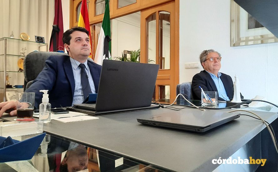 José María Bellido y Salvador Fyuentes en la reunión de alcaldes de las 15 ciudades más pobladas