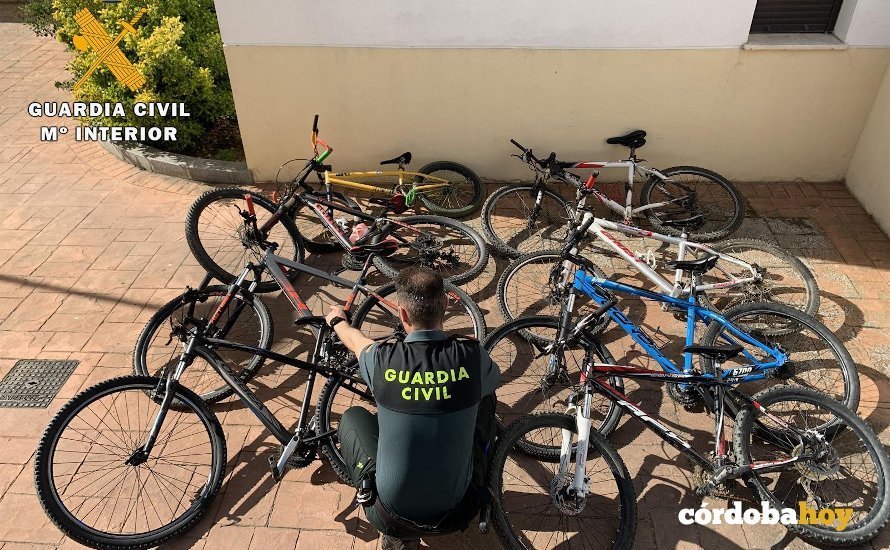 Agente de la Guardia Civil con algunas de las bicicletas de alta gama robadas