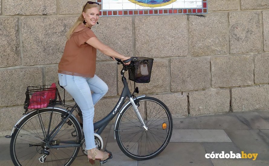 Cristina Pedrajas, portavoz de Podemos, en su bicicleta