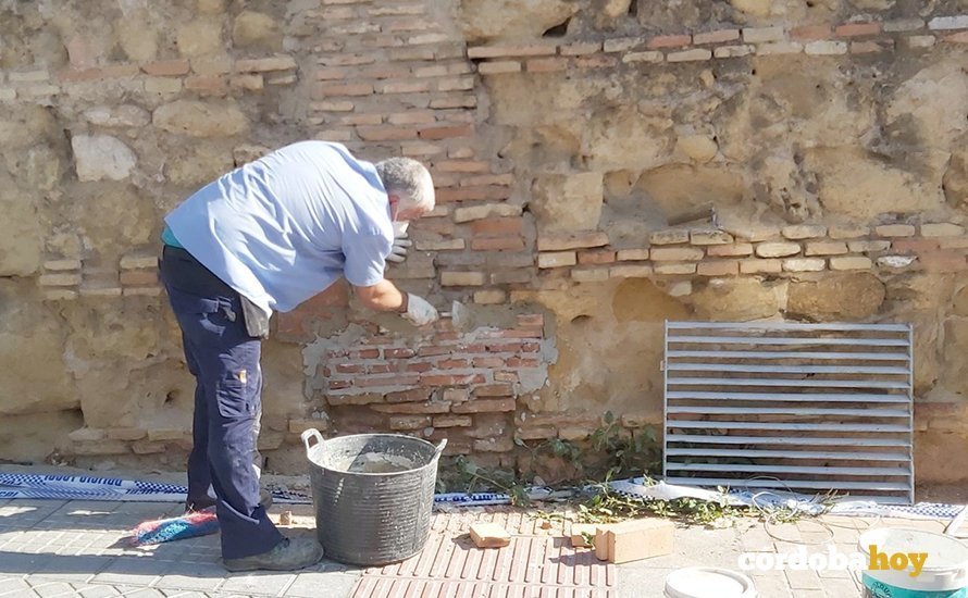 Reparación del agujero abierto al pozo bajo el Templo Romano