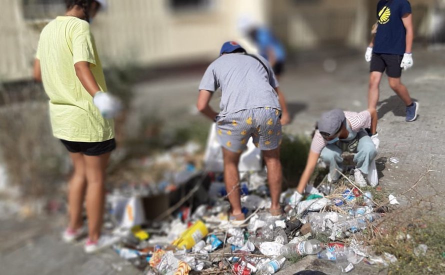Recogida de basura en el barrio del Guadalquivir