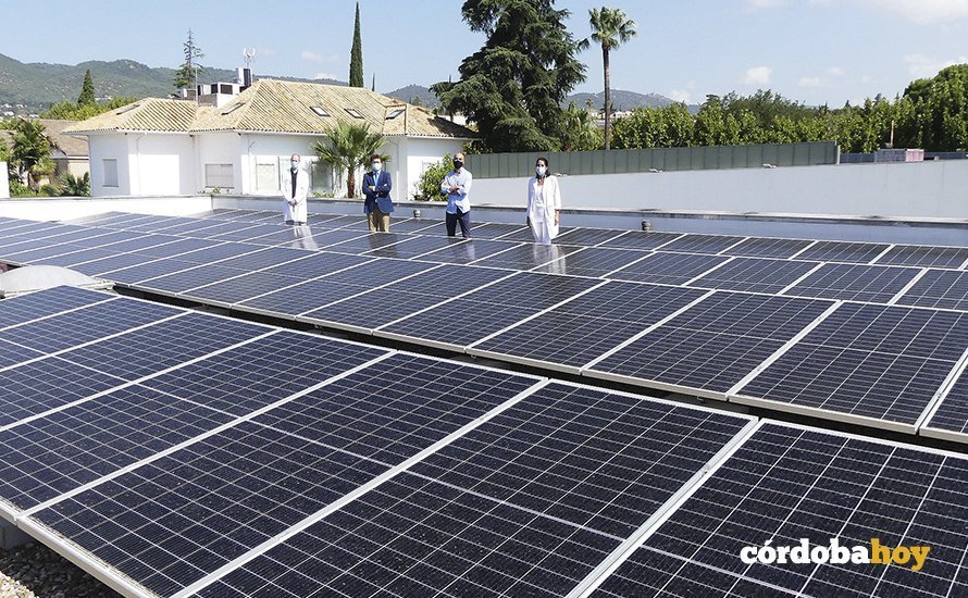 Placas solares en el tejado de la clínica de La Arruzafa