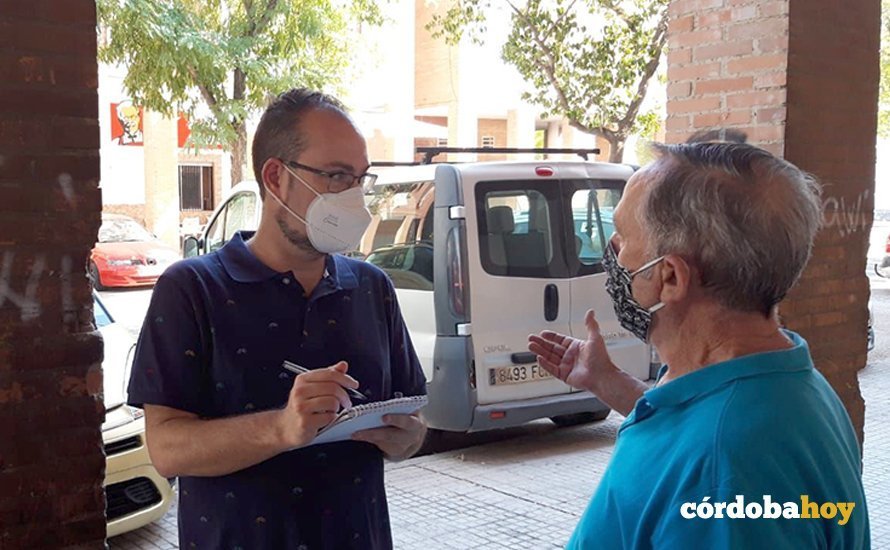 Juan Alcántara toma nota de las demandas vecinales