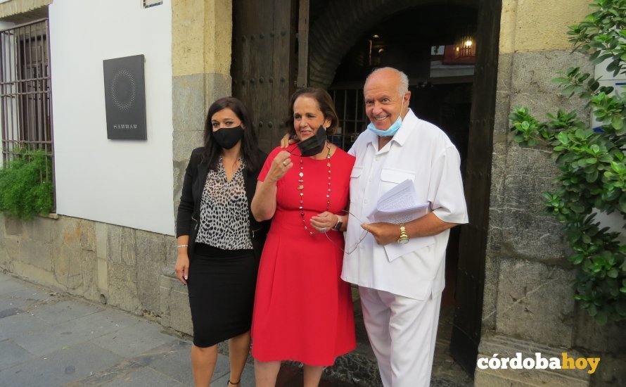 Blanca Torrent y José Luis Moreno en la entrada de los baños árabes
