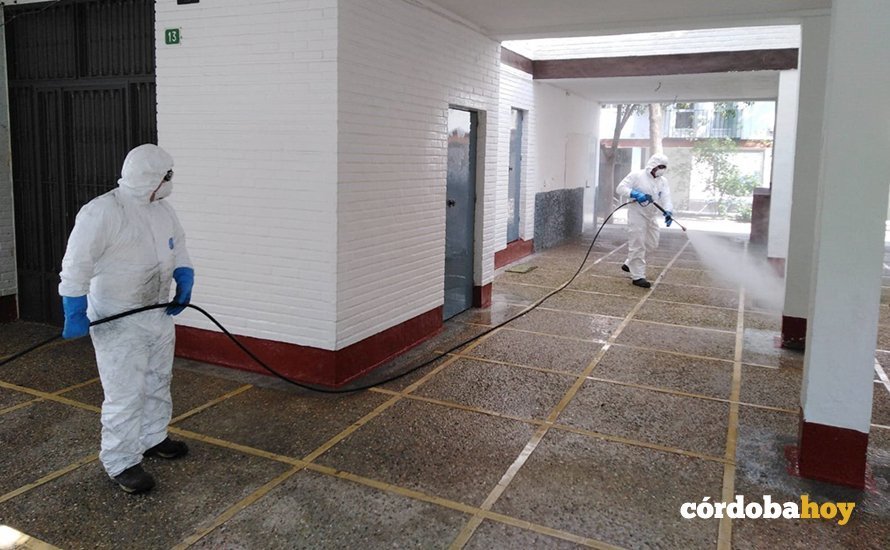 Efectivos del Consorcio de Bomberos desinfectar espacios públicos de Lucena, en una imagen de archivo