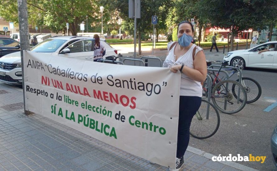 Protesta del AMPA Caballeros de Santiago ante Educación