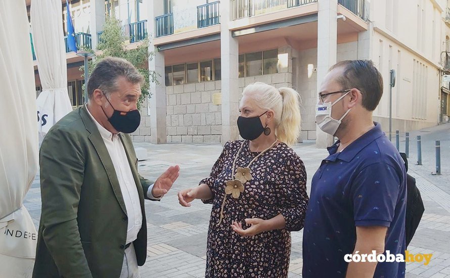 Manuel Torrejimeno con Cristina Pedrajas y Juan Alcántara a las puertas del Ayuntamiento