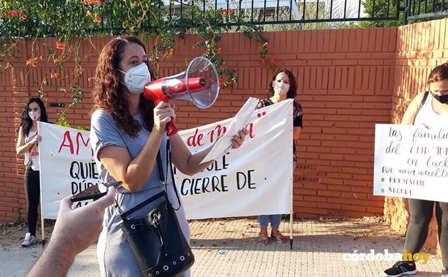 Protesta de madres y padres en el CEIP Juan de Mena
