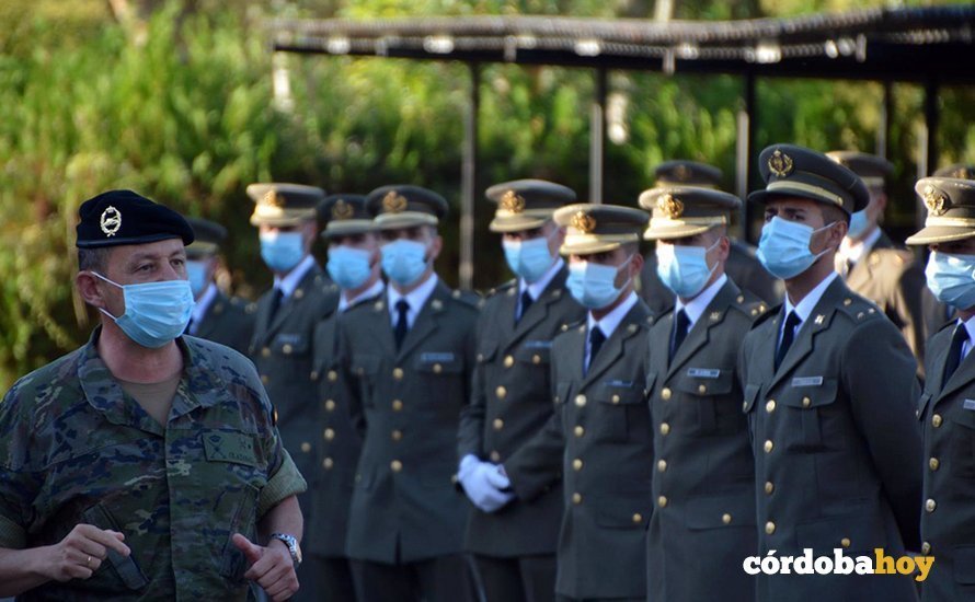 El general jefe de la BRI X, Ignacio Olazábal, con los nuevos tenientes y sargentos