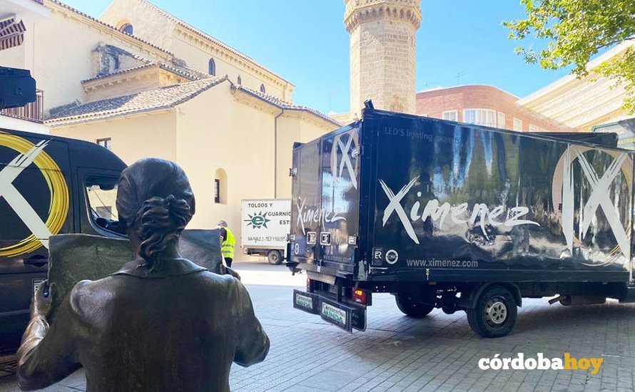 Vehículos del Grupo Ximñenez a la entrada del Bulevar Gran Capitán de Córdoba