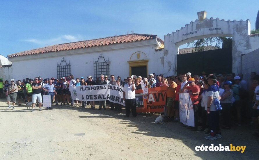 Marcha vecinal de El Naranjo por la titularidad pública del Camino de La Palomera