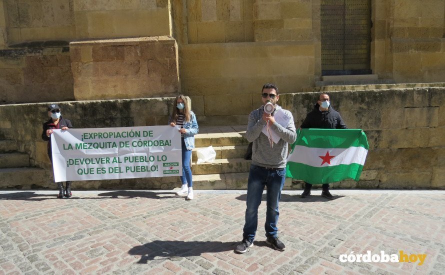 Concentración para la expropiación de la Mezquita, con Ángel Salinas, de Nación Andaluza, al frente