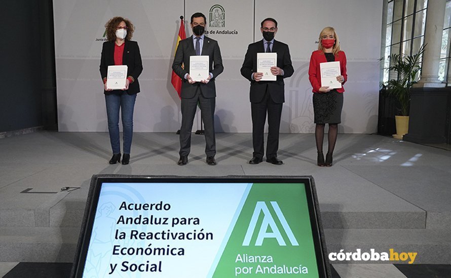 Moreno y los máximos representantes de los agentes sociales andaluces tras rubricar el acuerdo
