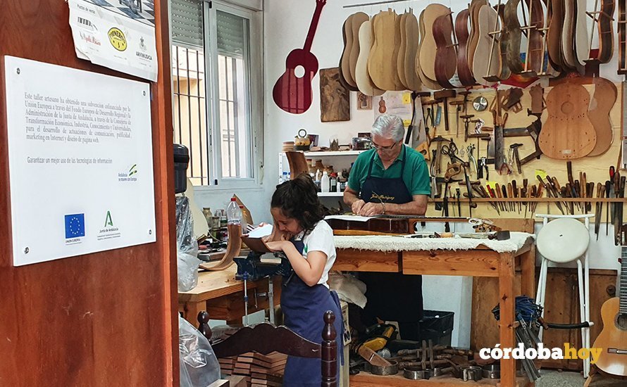 Un luthier con su alumna en el taller