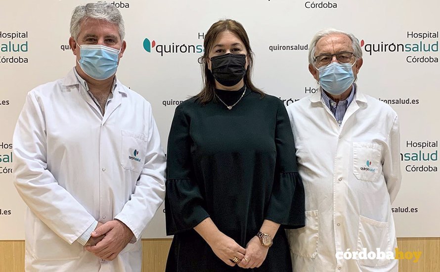 El doctor Palomares, la presidenta de Adicor, Claudia Medina, y el doctor Gómez Vázquez