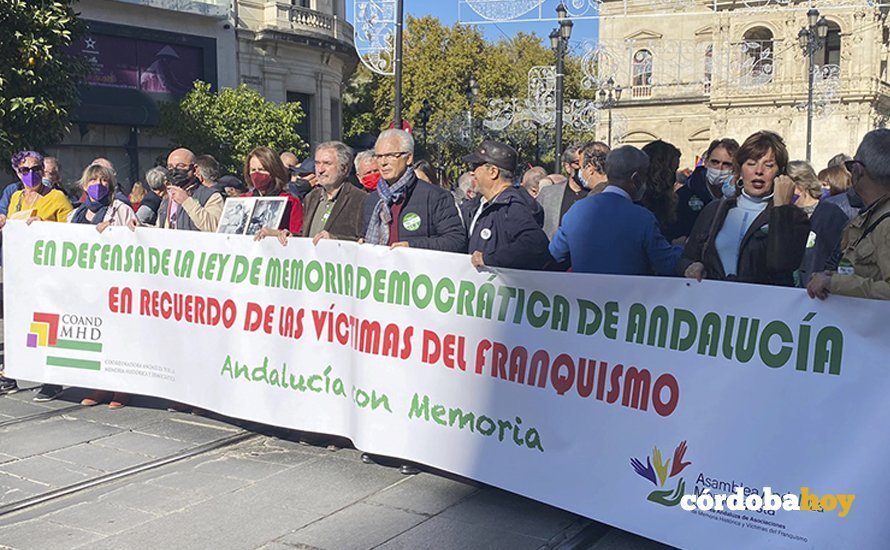 Luis Naranjo y Baltasar Garzón encabezan la manifestación memorialista en Sevilla