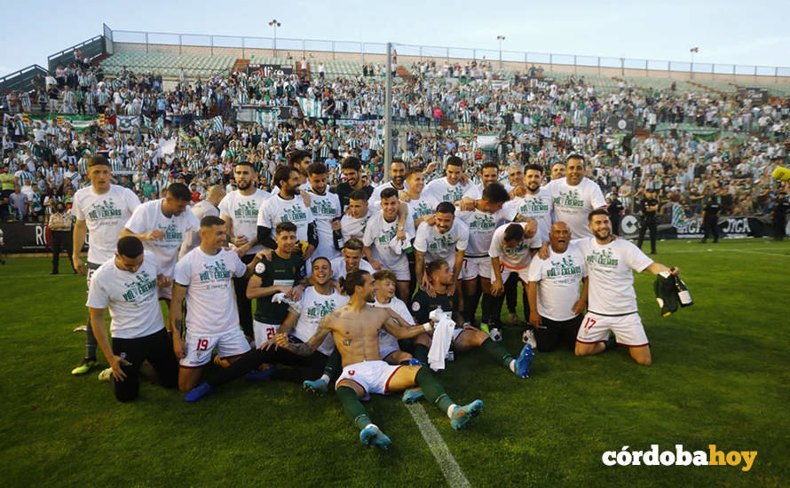 El Córdoba CF lo celebra en el césped de Mérida ante su afición