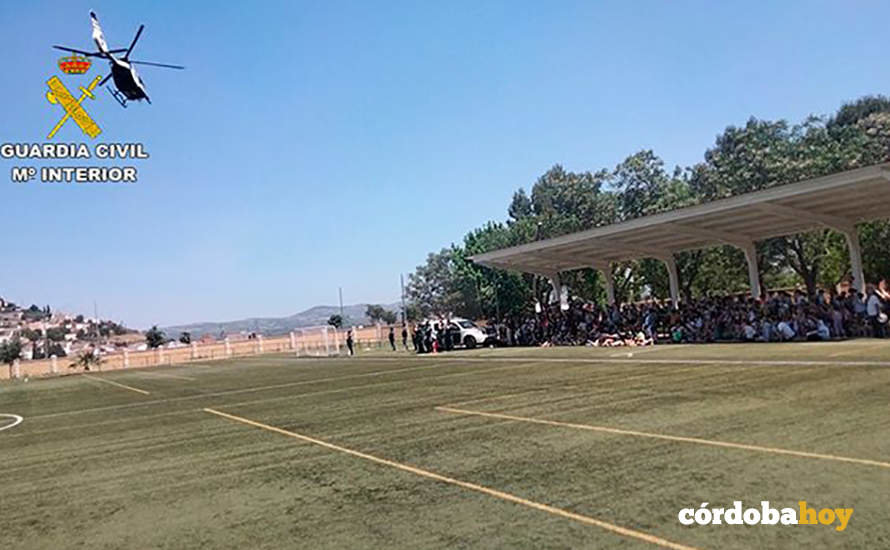 Un helicóptero participa en una demostracion medios de la Guardia Civil ante alumnos de un municipio cordobés