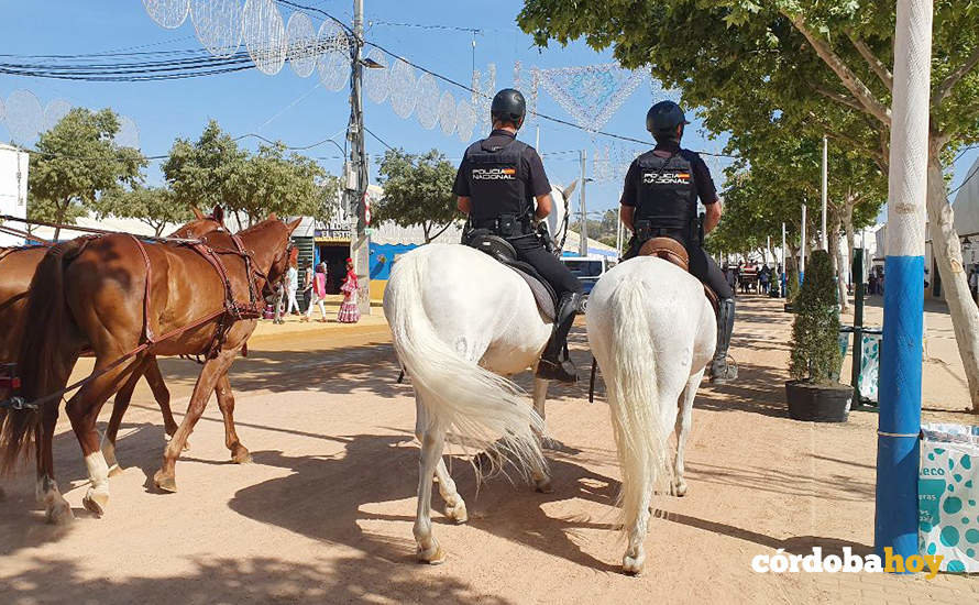 Policía Nacional a caballo por el recinto ferial de El Arenal