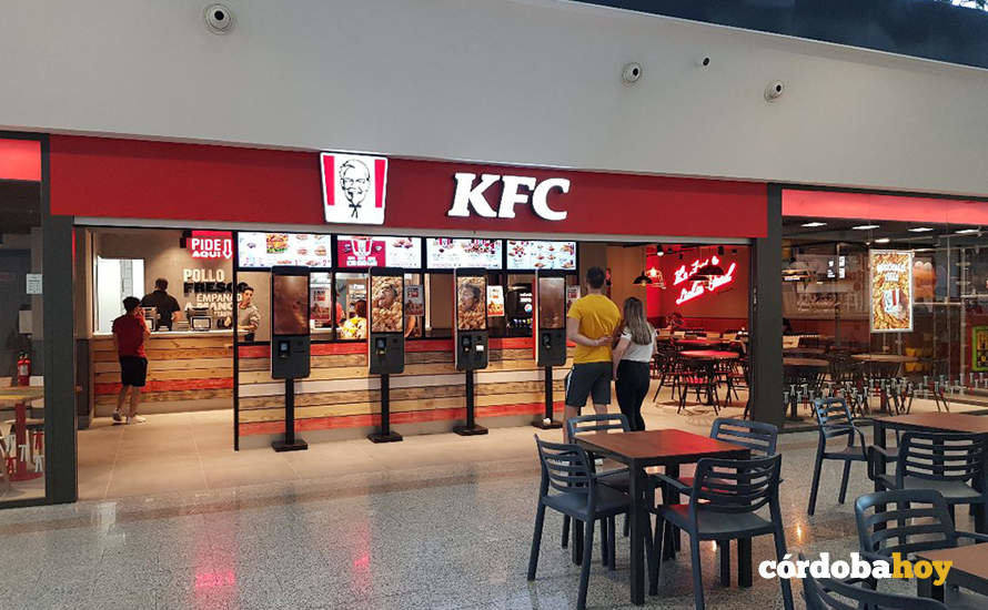 Apertura del restaurante KFC (Kentucky Fried Chicken) en el centro comercial El Arcángel