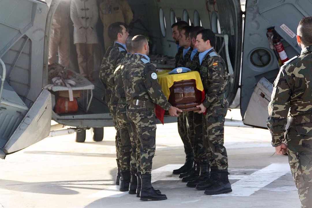 El contingente español en el Líbano transportando el ataud de uno de sus miembros