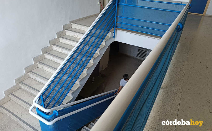 Protección de las escaleras en el CEIP Nuestra Señora de la Piedad de Iznájar