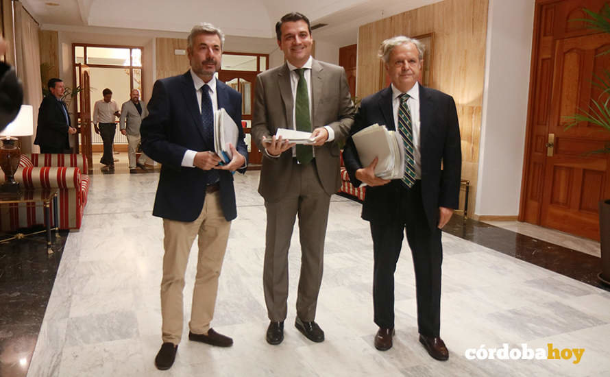 Miguel Ángel Torrico, José María Bellido y Salvador Fuentes antes de entrar en el Pleno FOTO RAFA MELLADO SENIOR