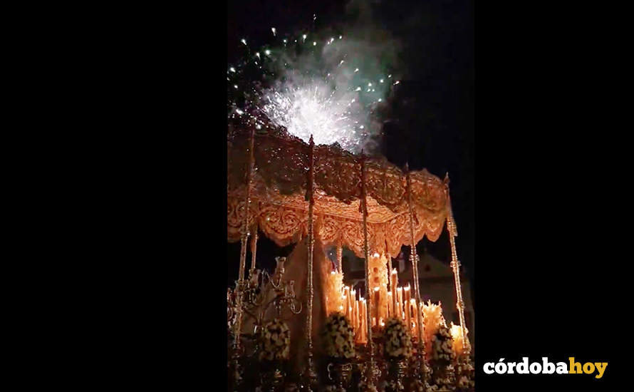 Captura de imagen de un vídeo sobre la procesión con fuegos artificiales