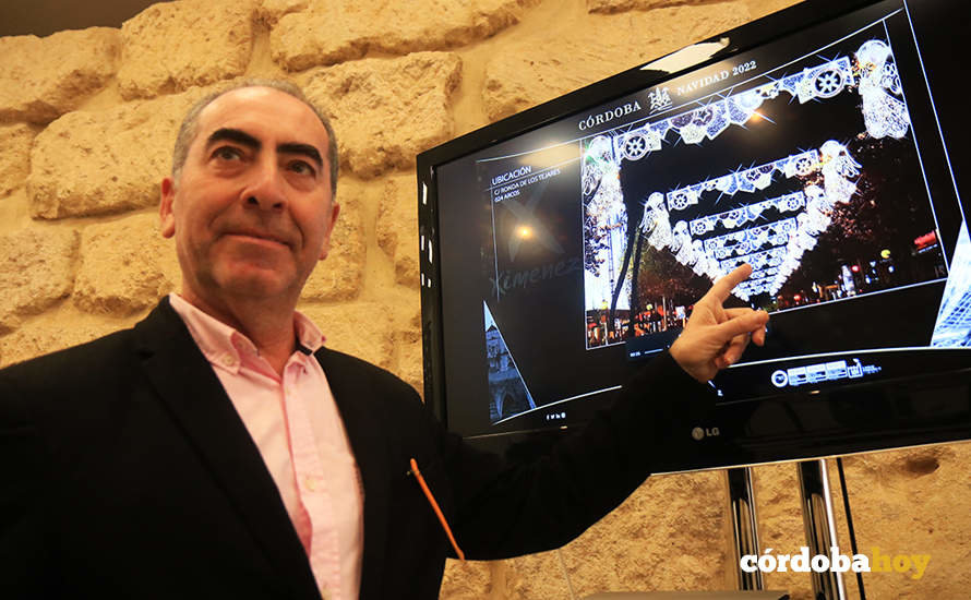 Antonio Álvarez muestra algunos de los motivos navideños que se verán este año en Córdoba FOTO RAFA MELLADO SENIOR