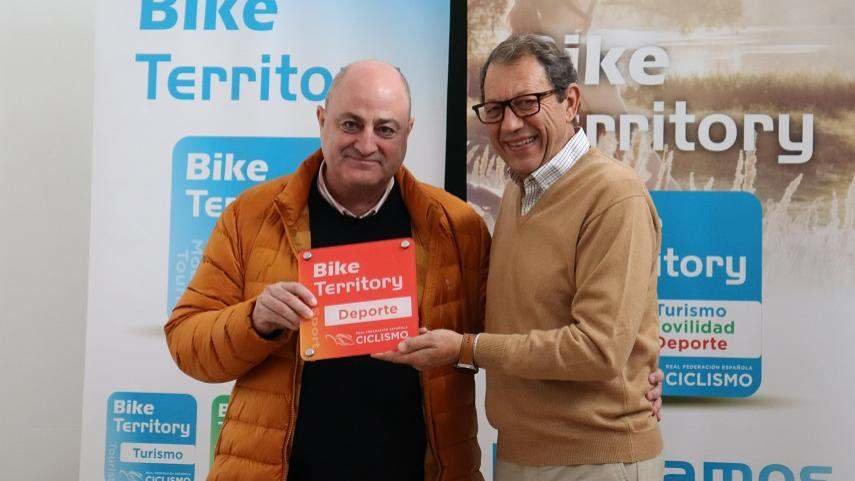 El alcalde de Posadas recibe el sello de Bike Territory Deporte