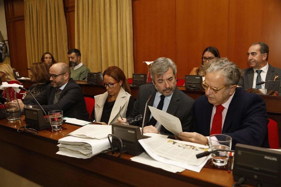 Salvador Fuentes y Miguel Ángel Torrico ultiman detalles en el Pleno FOTO PATRICIA CACHICERO