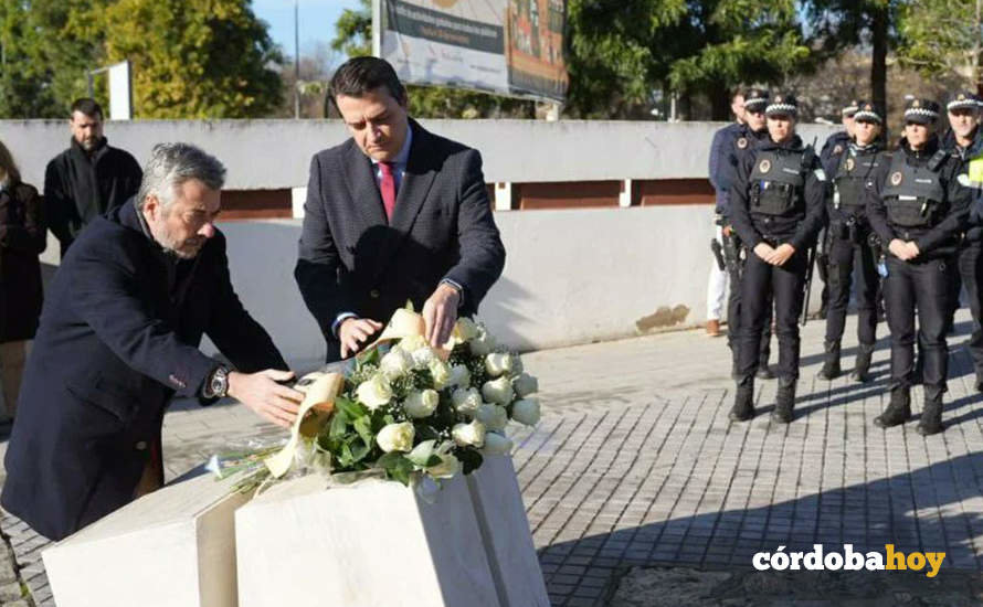 Miguel Ángel Torrico y José María Bellido colocan una ofrenda floral en el monolito a la agentes caídas