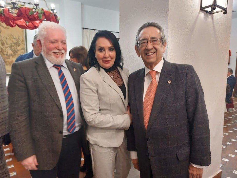 El presidente de la Federación de Peñas, la Madrina de la Cofradia y el presidente de la Cofradía gastronómica