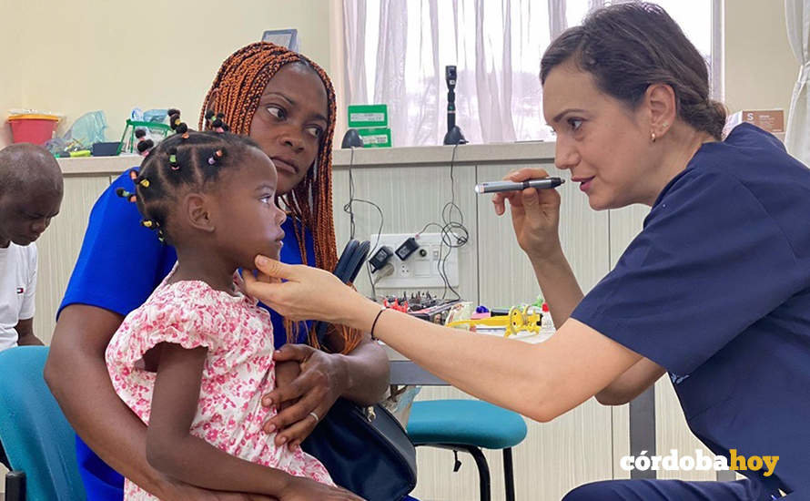Una optometrista durante la actividad en África