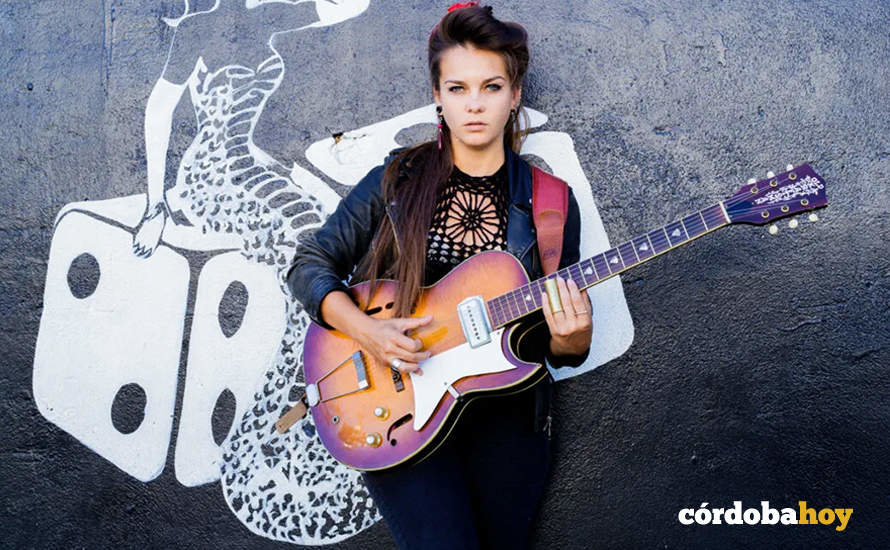 Ghalia Volt con su guitarra