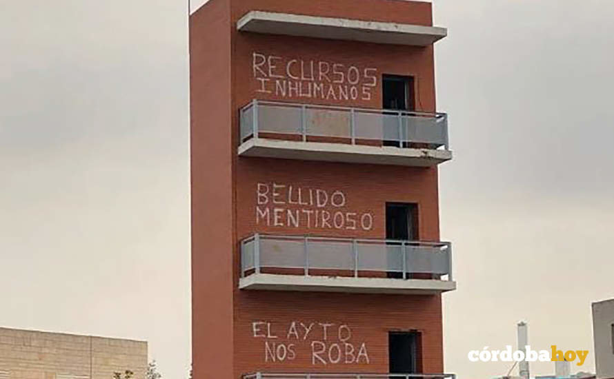 Los mensajes aparecidos en la torre de maniobras del Parque de El Granadal del SEIS en Córdoba